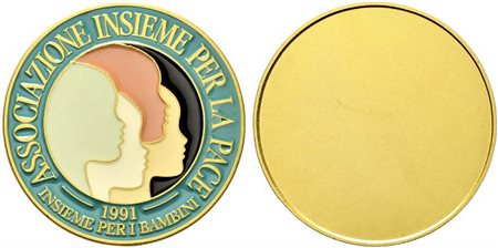 <br>ASSOCIAZIONE INSIEME PER LA PACE. Medaglia 1991. AE dorato smaltato (104 g - 59,3 mm).