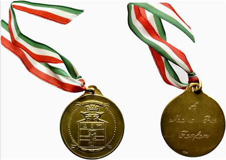 <br>SANITA' MILITARE. Medaglia con nastrino A MARIA PIA FANFANI. Au 0.750 (15,32 g - 30 mm).