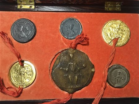 <br>Cofanetto con 6 sigilli riproduzioni moderne di cui uno in AU 0,750 (ca. 17 g) e uno in AU 0,925 (ca. 19 g). 