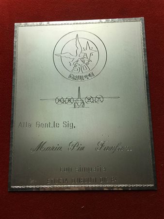 <br>Placca da tavolo 1984 "Alla Gent.le Sig.ra Maria Pia Fanfani con simpatia Etiopia Djibuti". (misura della placca 120x150 mm). Base in velluto rosso.