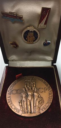 <br>CCCP. Medaglia con cofanetto + 5 spille. AE (121 g - 60 mm).