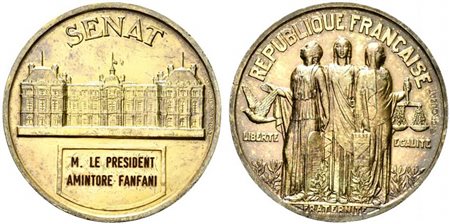 <br>FRANCIA. Medaglia Repubblica Francese con incisione ad Amintore Fanfani Ag (76,15 g - 50 mm).