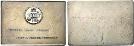 <br>GRECIA. ATENE. Placca 1982 Istituto Italiano di cultura in Atene. Con incisione "Al Presidente e alla Signora Fanfani). Ag (177 g - 65x95 mm).
