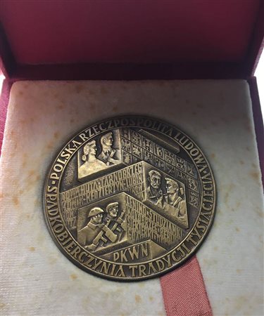 <br>POLONIA. Medaglia 1966 Millennio dello stato polacco. Repubblica Popolare polacca erede della tradizione millenaria. AE (122 g - 69,5 mm). Con cofanetto originale.