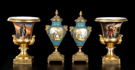 CAPODIMONTE / SÈVRES (nello stile di) - Due coppie di coppe e potiche in porcellana