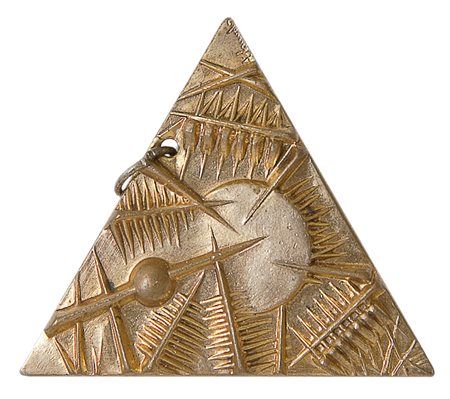 Arnaldo Pomodoro Senza titolo Medaglia triangolare in ottone, cm. 4,2x5, es....