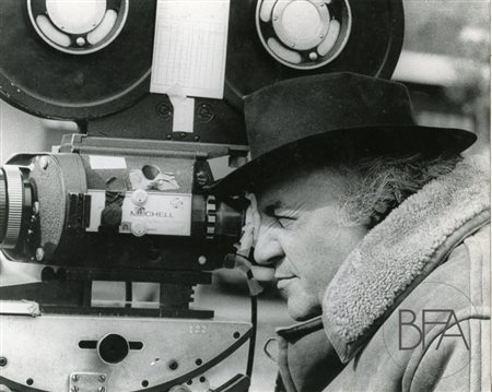 Tazio Secchiaroli (Atr.) Federico Fellini on camera.