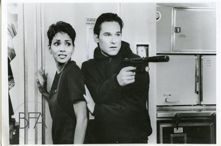  Kurt Russel and Halle berry on set of " Executive Decision".