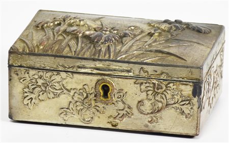 SCATOLA IN PELTRO ARGENTATO con decorazioni floreali h cm 4,5 cm 9x12...