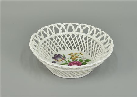 CESTINO IN CERAMICA Italia, fine XIX secolo d. 19 cm h 7 cm