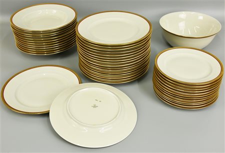 LOTTO DI PORCELLANE composto da 12 tazzine da caffè con piattino, 3 piatti da...