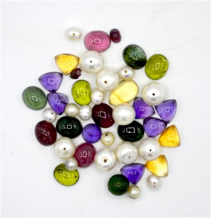LOTTO DI PIETRE MISTE E PERLE COLTIVATE peso complessivo gr. 40