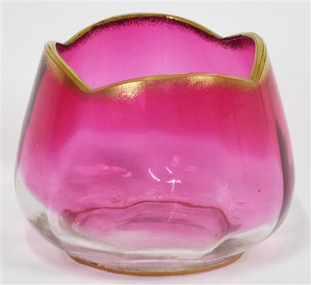 VASETTO IN CRISTALLO a forma di tulipano con decorazioni nei toni dell'oro e...