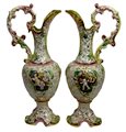 Coppia di vasi manifattura Capodimonte, decorati con putti e motivi dorati, h...