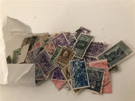 Italia, Accumulo composto da migliaia di francobolli, conservati e divisi in...