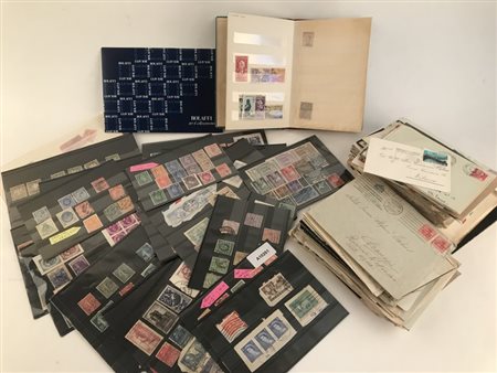 Accumulo di lettere e francobolli sciolti da tutto il mondo.