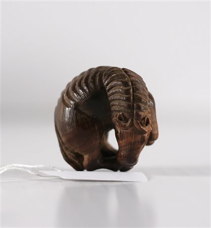 MANIFATTURA GIAPPONESE DEL XIX SECOLO Netsuké raffigurante un cavallo...