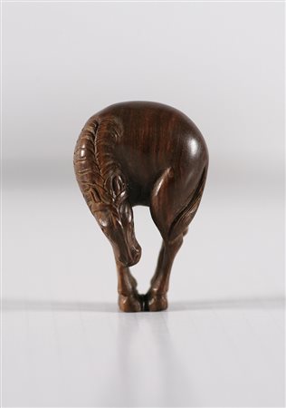 MANIFATTURA GIAPPONESE DEL XIX SECOLO Netsuké raffigurante un cavallo. Legno...