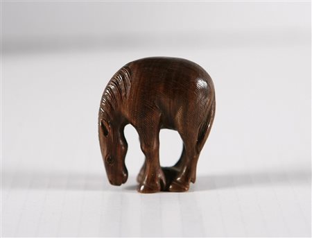 MANIFATTURA GIAPPONESE DEL XIX SECOLO Netsuké raffigurante un cavallo. Legno...