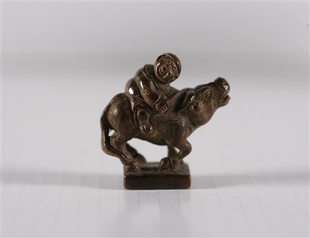 MANIFATTURA GIAPPONESE DEL XIX SECOLO Netsuké raffigurante un bufalo con uomo...