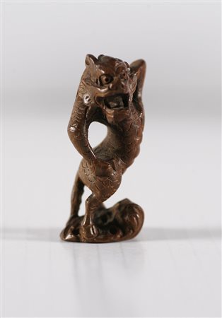 MANIFATTURA GIAPPONESE DEL XIX SECOLO Netsuké raffigurante un drago eretto....