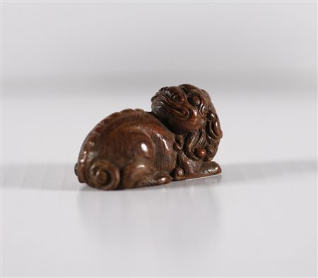 MANIFATTURA GIAPPONESE DEL XIX SECOLO Netsuké raffigurante un drago. Legno...