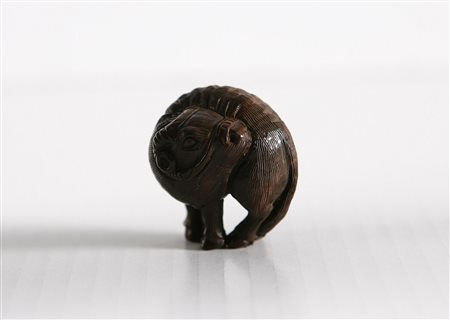 MANIFATTURA GIAPPONESE DEL XIX SECOLO Netsuké raffigurante un bufalo. Legno...