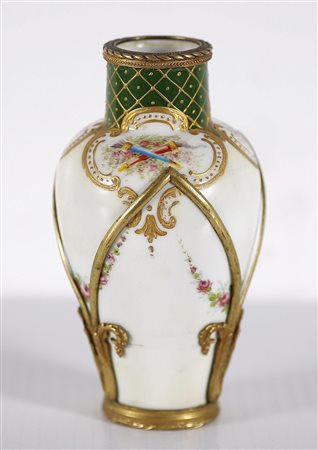 MANIFATTURA DI SEVRES Vasetto in porcellana con decorazioni ed applicazioni...