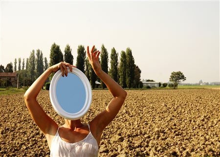 Laura Ansaloni, Con la testa tra le nuvole
