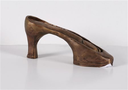 RAMA CAROL (n. 1918) Scarpa. 2003. Bronzo. Cm 24,00 x 11,00 x 6,50. Fusione...