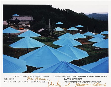 CHRISTO' (n. 1935) JEANNE-CLAUDE (1935 - 2009) The umbrellas. Fotografia. Cm...
