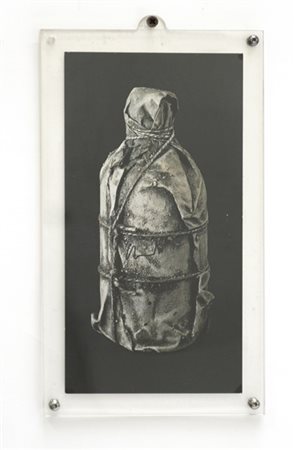 Christo "Wrapped Bottle" 
cartolina postale
cm 23x12
firmata al centro. In corni