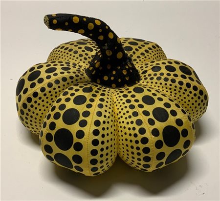 Yayoi Kusama "Pumpkin" 
serigrafia su nylon (vecchi rammenti e rotture)
d cm 25