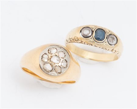 DUE ANELLI IN ORO E ROSE DI DIAMANTE Ciascuno realizzato come una fascia...