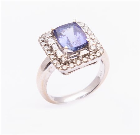 ANELLO IN ORO BIANCO, TANZANITE E DIAMANTI. Realizzato con tanzanite...