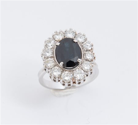 ANELLO IN ORO BIANCO, ZAFFIRO E DIAMANTI Realizzato con zaffiro ovale...
