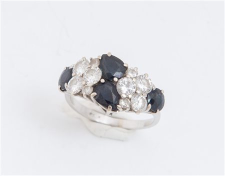 ANELLO IN ORO BIANCO, ZAFFIRI E DIAMANTI. Realizzato come una alternanza di...
