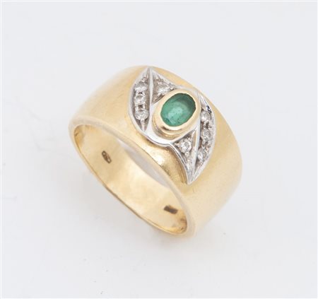 ANELLO IN ORO, SMERALDO E DIAMANTI Realizzato come una fascia larga decorata...