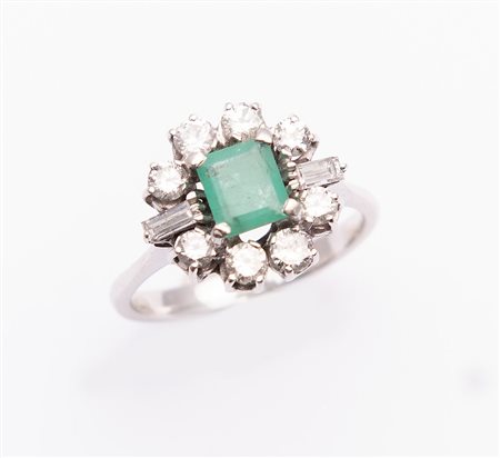 ANELLO IN ORO BIANCO, SMERALDO E DIAMANTI. Centrato da smeraldo ottagonale...