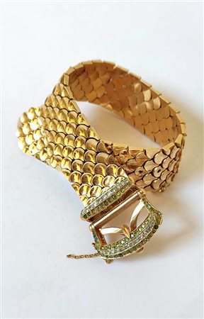 BRACCIALE IN ORO. Realizzato come un nastro lavorato a maglie con motivi...