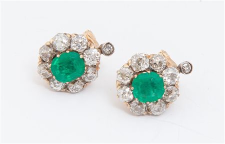 ORECCHINI IN ORO 18K CON SMERALDI E DIAMANTI ciascuno realizzato come una...