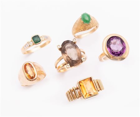 LOTTO DI SEI ANELLI. In oro giallo, ciascuno decorato con pietre ornamentali...