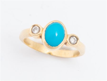 ANELLO IN ORO GIALLO, TURCHESE E DIAMANTI. Realizzato con cabochon ovale in...