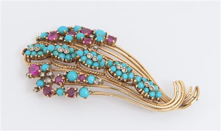 SPILLA IN ORO, TURCHESI E RUBINI Realizzata in oro 18K, linea di ispirazione...
