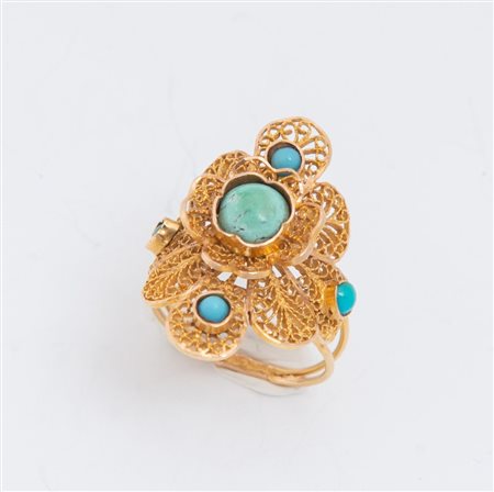 ANELLO IN ORO GIALLO E TURCHESI Lavorato a filigrana e decorato con piccoli...