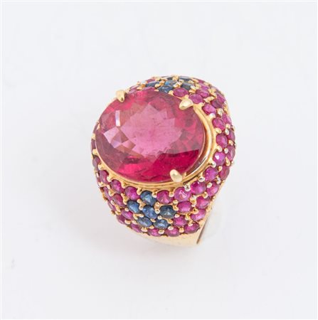 ANELLO IN ORO, TORMALINA, RUBINI E ZAFFIRI. Realizzato come una fascia larga...