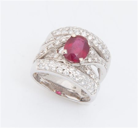 ANELLO CON RUBINO E DIAMANTI in oro bianco 18K, disegnato come una fascia...