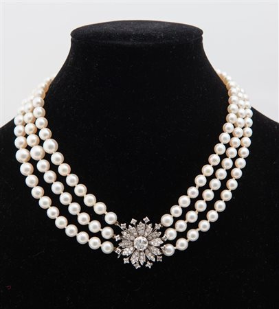 COLLANA IN PERLE, ORO 18K E DIAMANTI a tre fili di perle coltivate di acqua...