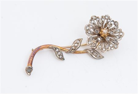 SPILLA IN ARGENTO E ORO A BASSO TITOLO Realizzata come un tralcio fiorito...