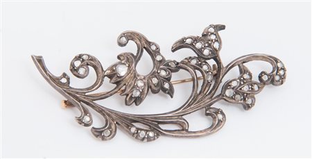 SPILLA IN ORO, ARGENTO E DIAMANTI Realizzata come un tralcio fiorito decorato...